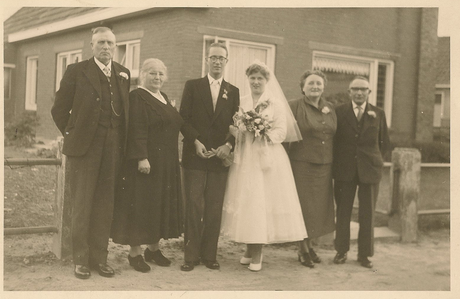 gerrit maring (1897) in 1957.
Harm Heikema en kersverse vrouw Alida Maring met de de respectievelijke ouders: links Gerrit Maring, rechts Bernardus Heikema met Aafke Reiffers.